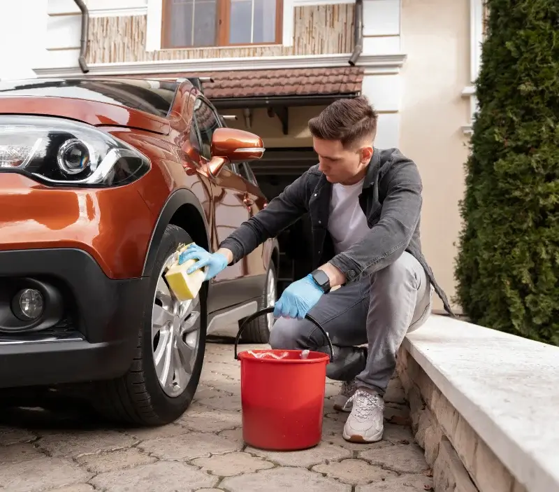 Lavage auto à domicile Sougères-en-Puisaye : professionnel intervenant sur un véhicule
